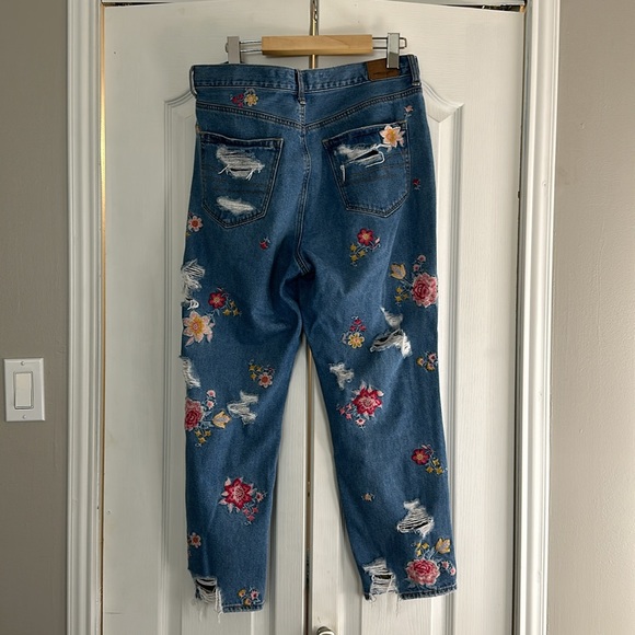 American Eagle Floral Embroidery Mom Jeans Size 10 Short - Picture 6 of 8
